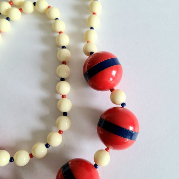 Vintage red blue and beige plastic beads chunky necklace. - Picture 4 of 6